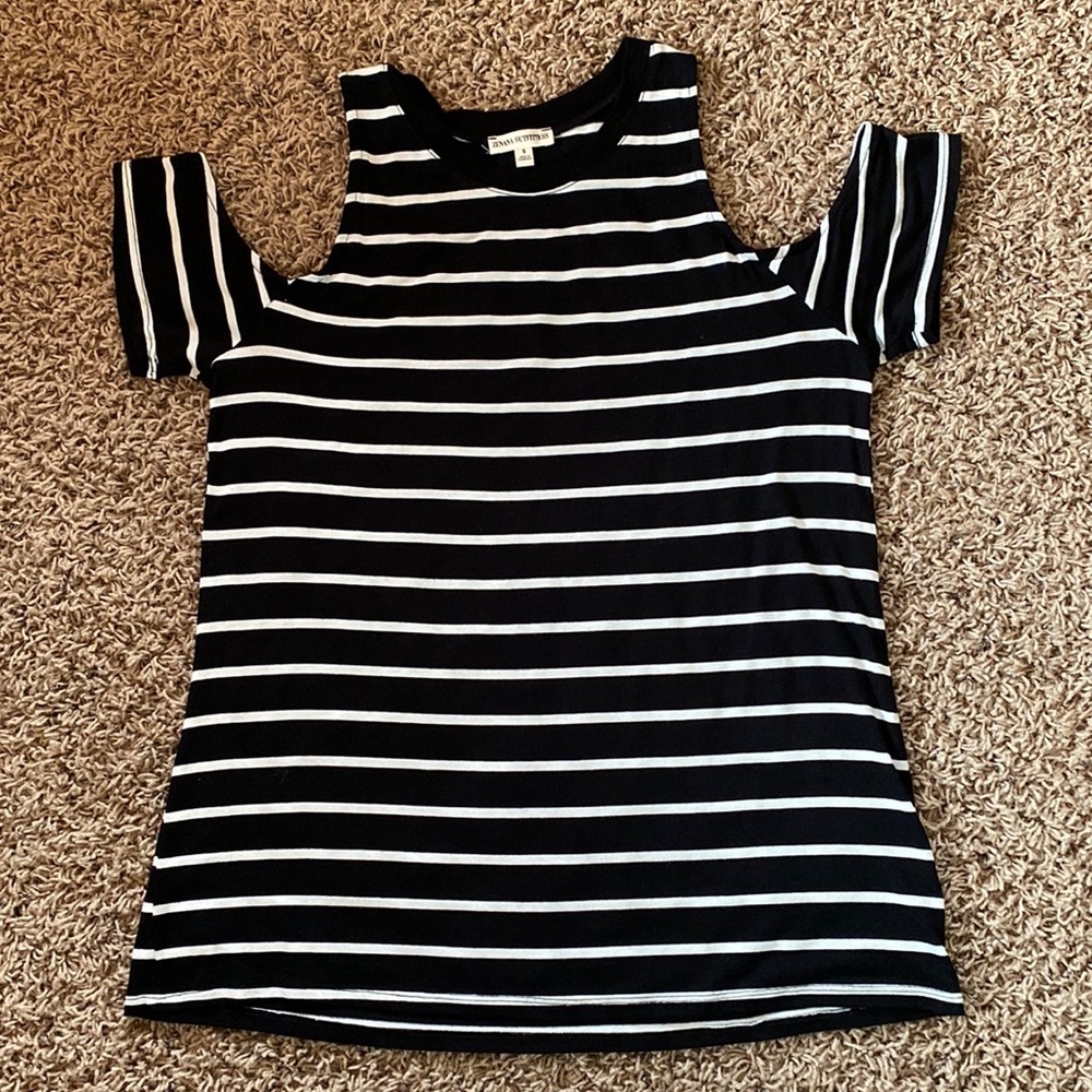 Exposed shoulder black & white stripe tee